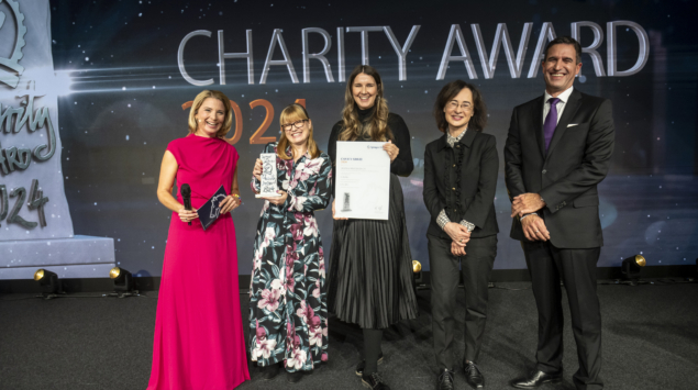 Irrsinnig Menschlich e.V. erhält den 1. Preis beim Springer Medizin Charity Award 2024: v.l.n.r.: Moderatorin Yve Fehring, Caroline Lyle, Nora Lucaciu, Prof. Monika Kellerer (Juryvorsitzende) und Fabian Kaufmann (Vorsitzender der Geschäftsführung Springer Medizin). © Springer Medizin Verlag GmbH