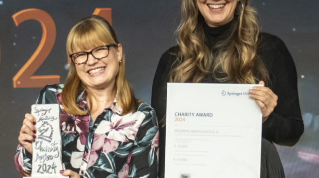 Irrsinnig Menschlich e.V. erhält den 1. Preis beim Springer Medizin Charity Award 2024: Caroline Lyle und Nora Lucaciu. © Springer Medizin Verlag GmbH